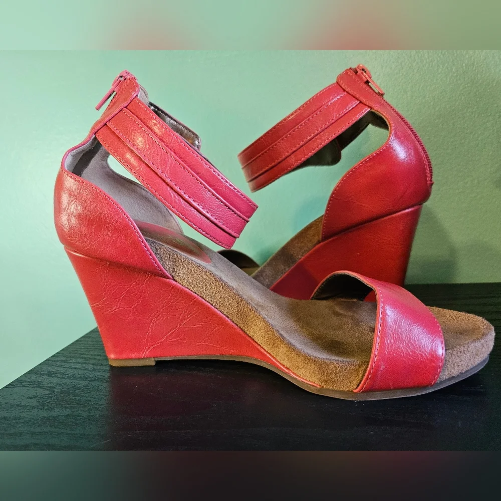 Toetos Pink Faux Leather Wedge Sandals Women's Size 8M